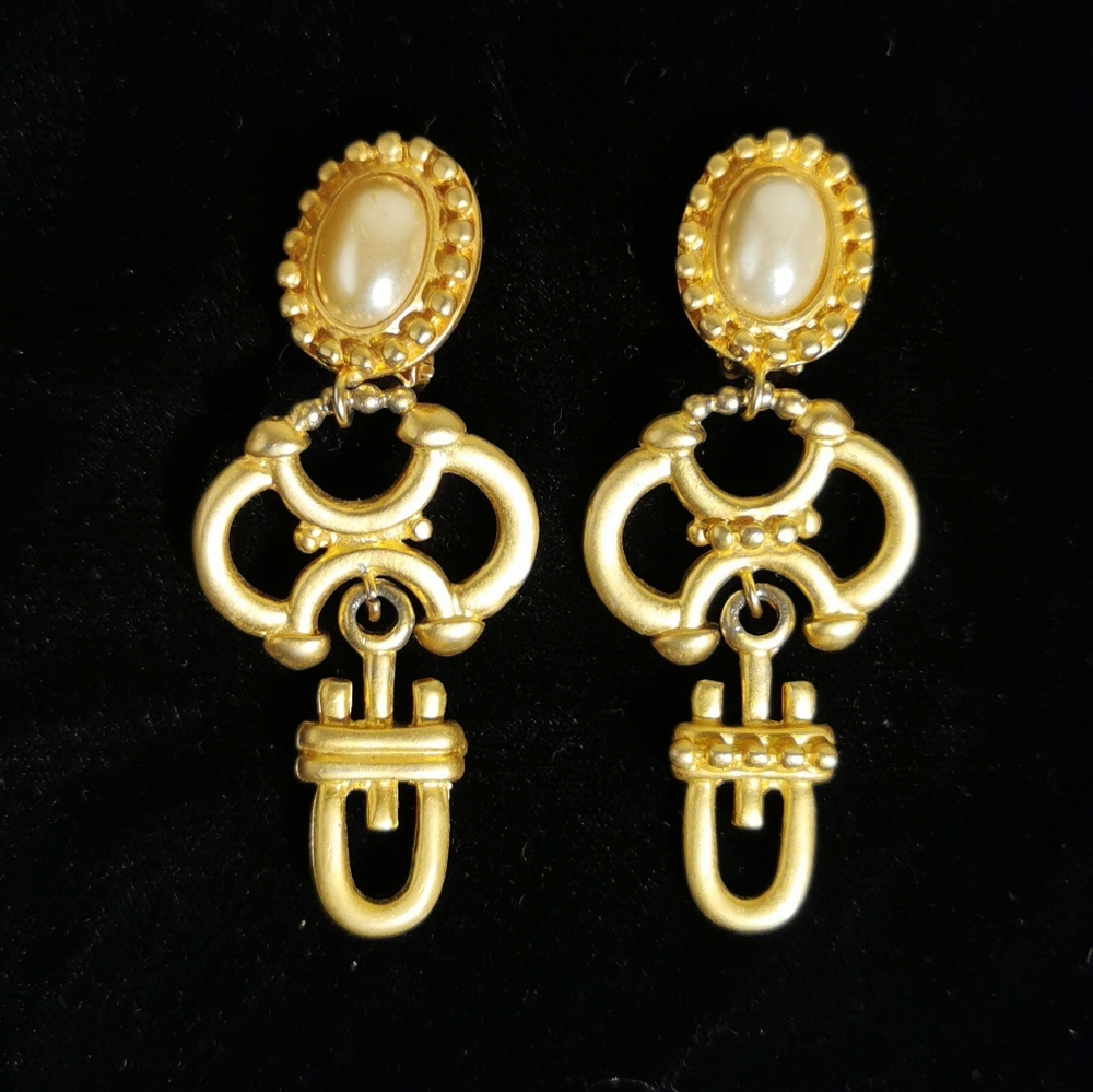 VINTAGE CLIP ON EARINGS